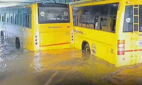 நாமக்கல்: ரெயில்வே சுரங்கப்பாதையில் தேங்கிய மழைநீரில் சிக்கிய கல்லூரி பஸ்கள்