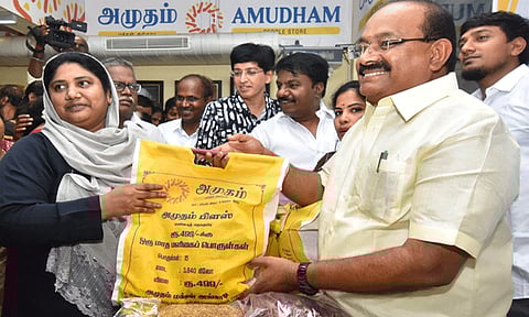 அமுதம் பிளஸ் மளிகைத் தொகுப்பு விற்பனை திட்டம் - அமைச்சர் சக்கரபாணி தொடங்கி வைத்தார்