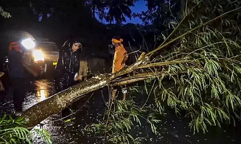 கரையைக் கடந்தது டானா புயல்: ஒடிசாவின் பல்வேறு பகுதிகளில் கனமழை