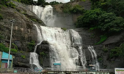 கனமழை எதிரொலி.. குற்றாலத்தில் அனைத்து அருவிகளிலும் குளிக்க தடை