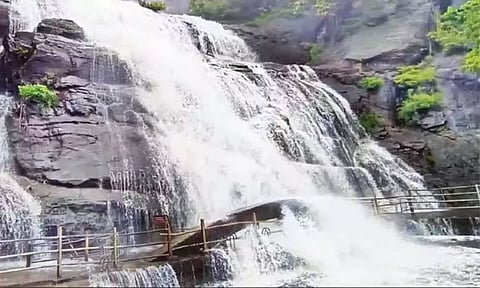 குற்றாலம் அருவிகளில் சுற்றுலா பயணிகள் குளிக்க அனுமதி