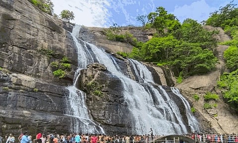 குற்றால அருவிகளில் சுற்றுலா பயணிகள் குளிக்க அனுமதி