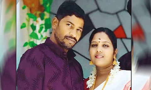 யூடியூப்பில் பிரபலமான தம்பதி தற்கொலை: காரணம் என்ன..?