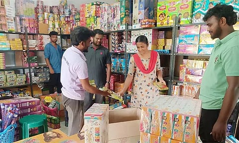 சிவகாசியில் பட்டாசு விற்பனை 20 சதவீதம் சரிவு - வியாபாரிகள் கவலை