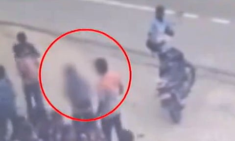 மாணவியை நடுரோட்டில் கடுமையாக தாக்கிய உடற்கல்வி ஆசிரியர் - அதிர்ச்சி சம்பவம்