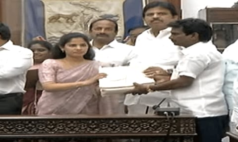 சென்னை மாநகராட்சியின் 200 கவுன்சிலர்களுக்கு டேப்லட் - மேயர் பிரியா வழங்கினார்