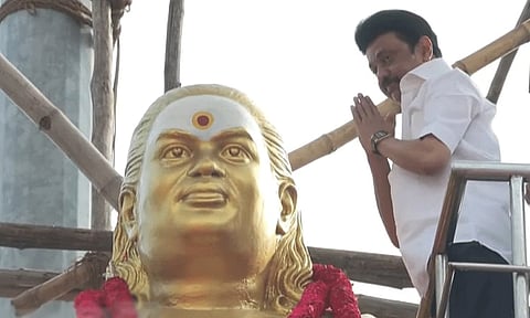 மதுரை: முத்துராமலிங்கத் தேவரின் சிலைக்கு மாலை அணிவித்து முதல்-அமைச்சர் மரியாதை