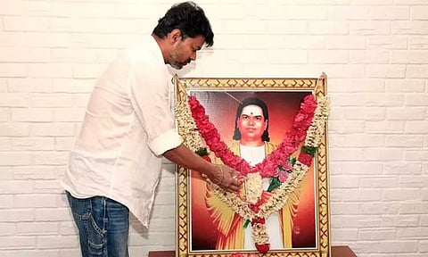 முத்துராமலிங்கத் தேவரின் உருவப்படத்திற்கு விஜய் மலர் தூவி மரியாதை