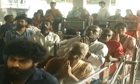தீபாவளியை முன்னிட்டு வடபழனியில் அலைமோதும் பக்தர்கள் கூட்டம்; நீண்ட வரிசையில் காத்திருந்து சாமி தரிசனம்