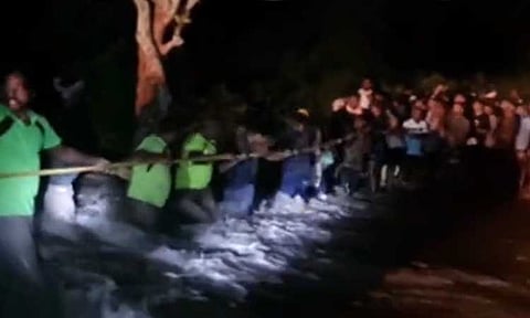 ஸ்ரீவில்லிபுத்தூர் அருகே மேற்கு தொடர்ச்சி மலை அடிவாரப் பகுதியில் திடீர் வெள்ளம் - பக்தர்கள் சிக்கித்தவிப்பு