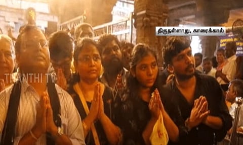 திருநள்ளாறு சனீஸ்வரர் கோவிலில் அலைமோதிய பக்தர்கள் கூட்டம்