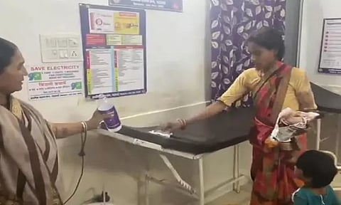 ம.பி.: கணவரின் ரத்த கறையை மனைவி தூய்மை செய்த விவகாரம்; 2 அதிகாரிகள் சஸ்பெண்டு