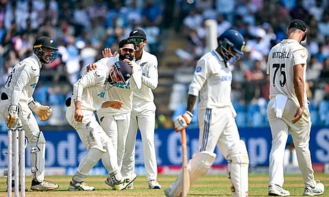 3-வது டெஸ்ட்: முன்னணி வீரர்கள் மீண்டும் சொதப்பல்.. அஜாஸ் சுழலில் தடுமாறும் இந்தியா