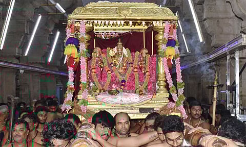 திருச்செந்தூர் கந்தசஷ்டி விழா: தங்க சப்பரத்தில் எழுந்தருளிய முருகப்பெருமான்