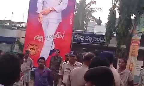 சிலை திறப்பு விழாவில் அதிர்ச்சி: மின்சாரம் தாக்கி பேனரை பிடித்தபடியே பலியான இளைஞர்கள்