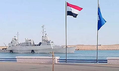 சூயஸ் கால்வாய் வழியாக சென்ற இஸ்ரேல் போர்க்கப்பல்.. எகிப்து அரசை திட்டித்தீர்த்த இணையவாசிகள்