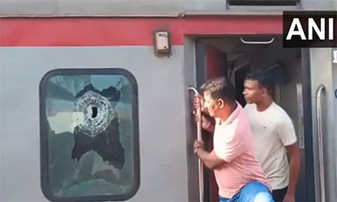 பூரி எக்ஸ்பிரஸ் ரெயில் மீது துப்பாக்கி சூடு; பயணிகள் அதிர்ச்சி