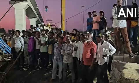 குஜராத்தில் புல்லட் ரெயில் பால கட்டுமான பணியில் விபத்து; 3 பேர் பலி