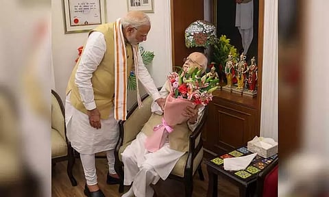 அத்வானி இல்லத்திற்கு நேரில் சென்று பிறந்தநாள் வாழ்த்து தெரிவித்த பிரதமர் மோடி