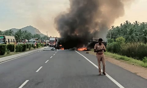 தனியார் பஸ் கவிழ்ந்து விபத்து: தீப்பிடித்து எரிந்ததால் பரபரப்பு