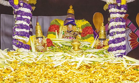 திருப்பதி ஏழுமலையான் கோவிலில் 9 டன் மலர்களால் புஷ்ப யாகம்