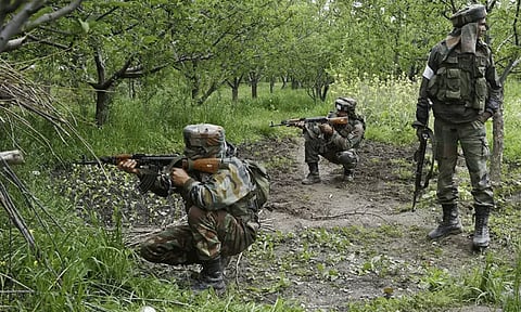 ஜம்மு-காஷ்மீரில் பாதுகாப்பு படை, பயங்கரவாதிகள் இடையே துப்பாக்கி சண்டை