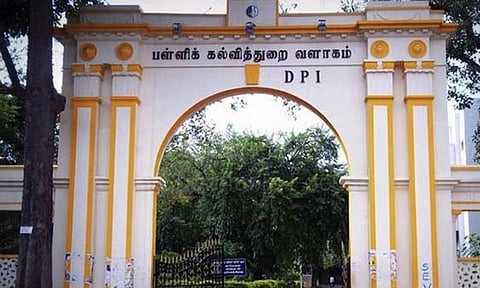 பள்ளிக்கு வராத ஆசிரியர்களுக்கு தொடக்க கல்வித் துறை எச்சரிக்கை