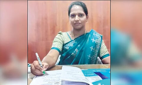 திருவாரூர்: நகராட்சி ஆணையராக துப்புரவு பணியாளர் மகள் பதவியேற்பு