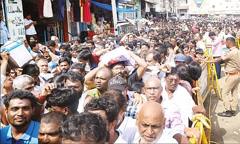 தி.மலையில் லட்சக்கணக்கான பக்தர்கள் கிரிவலம்: தள்ளு, முள்ளு ஏற்பட்டதால் பரபரப்பு