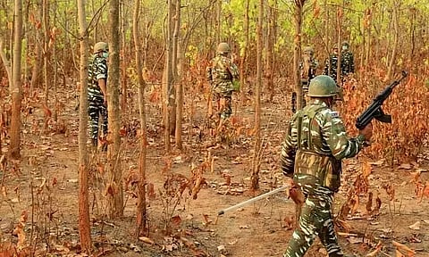 பாதுகாப்புப்படையினர் நடத்திய என்கவுன்டரில் 5 நக்சலைட்டுகள் சுட்டுக்கொலை