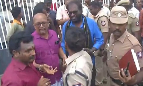 நெல்லையில் பெட்ரோல் குண்டு வீசப்பட்ட திரையரங்கை முற்றுகையிட்ட இந்து முன்னணியினர் கைது