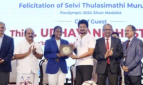 பாரா ஒலிம்பிக்கில் வெள்ளி வென்ற பேட்மிண்டன் வீராங்கனை துளசிமதிக்கு உதயநிதி ஸ்டாலின் பாராட்டு