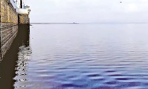 தண்ணீர் திறப்பு எதிரொலி.. வைகை அணையின் நீர்மட்டம் கிடுகிடுவென சரிவு