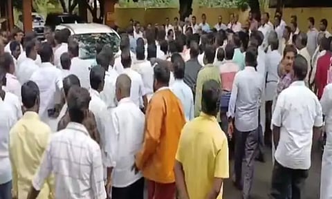 உளுந்தூர்பேட்டையில் வாக்குச்சாவடி முகவர்களை நியமிப்பது தொடர்பாக திமுகவினரிடையே கைகலப்பு