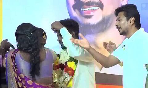 உதயநிதி முன்னிலையில் மணமகளுக்கு தாலி கட்ட முயன்ற தாய் - மேடையில் சிரிப்பலை