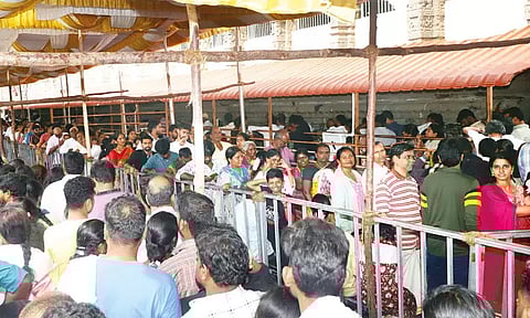 விடுமுறை தினம்: திருவண்ணாமலையில் 3-வது நாளாக அலைமோதிய பக்தர்கள் கூட்டம்