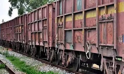 உத்தரபிரதேசத்தில் ரெயிலை கவிழ்க்க சதி