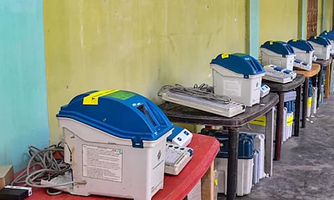 மராட்டிய தேர்தல்: ஹிங்கோலியில் மாதிரி வாக்குப்பதிவில் செயல்படாத 21 மின்னணு எந்திரங்கள் மாற்றம்