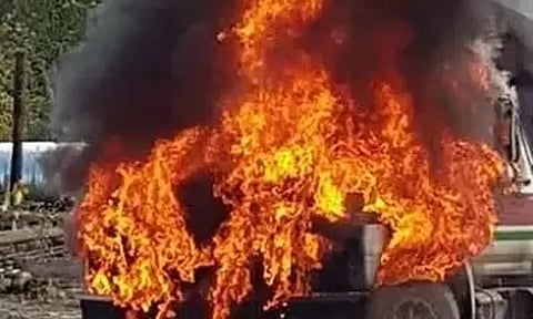 ஜார்கண்ட் தேர்தல்.. வாக்குப்பதிவுக்கு முன்பு மாவோயிஸ்டுகள் அராஜகம்.. 5 லாரிகளுக்கு தீவைப்பு