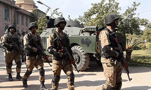 பாகிஸ்தானில் தற்கொலை படை தாக்குதல்; 12 பாதுகாப்பு படை வீரர்கள் பலி