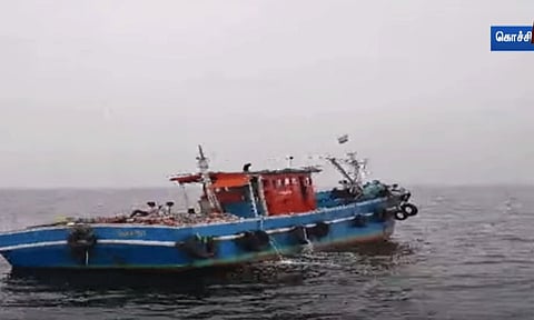 கேரளா: அனுமதியின்றி கடலில் படப்பிடிப்பு - 2 படகுகளை பறிமுதல் செய்த கடலோர காவல் படை