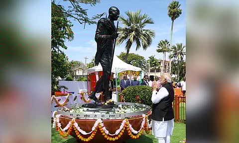 கயானாவில் உள்ள காந்தி சிலைக்கு பிரதமர் மோடி மரியாதை