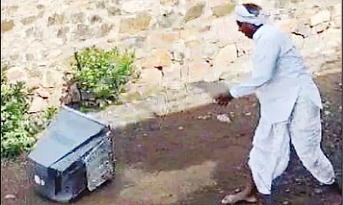 கர்நாடகா இடைத்தேர்தலில் பாஜக தோல்வி... ஆத்திரத்தில் டிவியை உடைத்த தொண்டர்