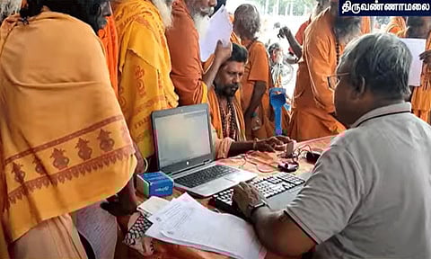 திருவண்ணாமலை கிரிவலப் பாதையில் சாமியார்களுக்கு அடையாள அட்டை வழங்கும் பணி தீவிரம்