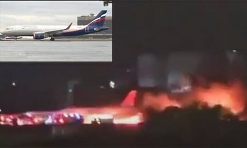 தரையிறங்கியபோது தீப்பிடித்து எரிந்த ரஷிய விமானம்.. அதிர்ஷ்டவசமாக உயிர்தப்பிய பயணிகள்