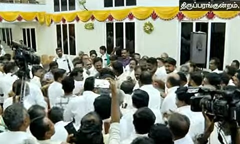 நெல்லை, கும்பகோணத்தை தொடர்ந்து மதுரையிலும் அதிமுக கூட்டத்தில் தள்ளுமுள்ளு