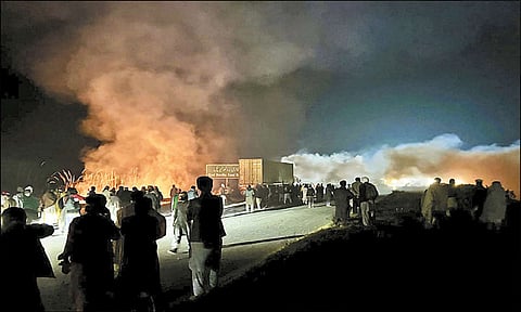 இம்ரான்கான் ஆதரவாளர்கள் போராட்டத்தில் வன்முறை; 6 பாதுகாப்பு வீரர்கள் பலி