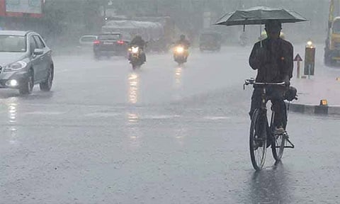 கனமழை எச்சரிக்கை: புதுச்சேரி, காரைக்காலில் நாளை பள்ளி, கல்லூரிகளுக்கு விடுமுறை