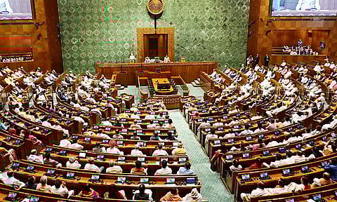 எதிர்க்கட்சிகள் தொடர் அமளி: மக்களவை நண்பகல் 12 மணி வரை ஒத்திவைப்பு