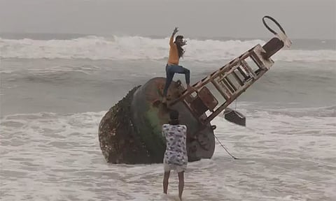 சென்னை மெரினாவில் கரை ஒதுங்கிய மிதவைக் கூண்டு